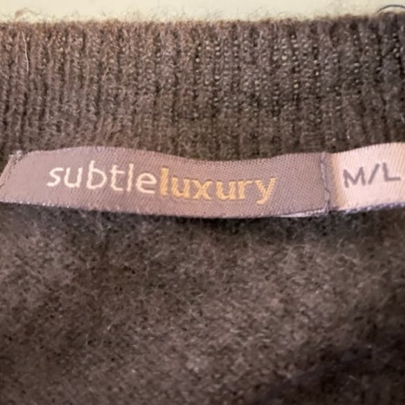 Subtle Luxury California cashmere hunter green V-neck sweater - Picture 4 of 5